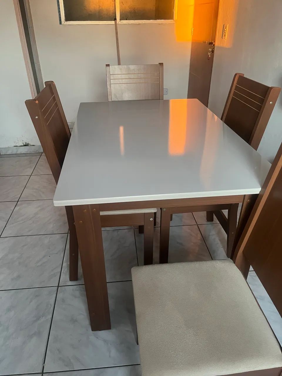 Mesa com quatro cadeiras  - Foto 3
