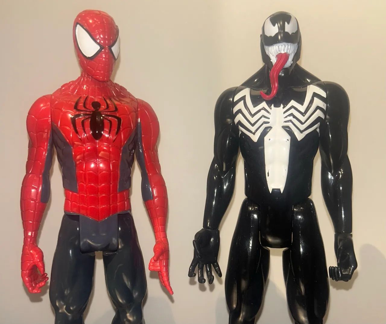 Bonecos do Homem Aranha e Venom