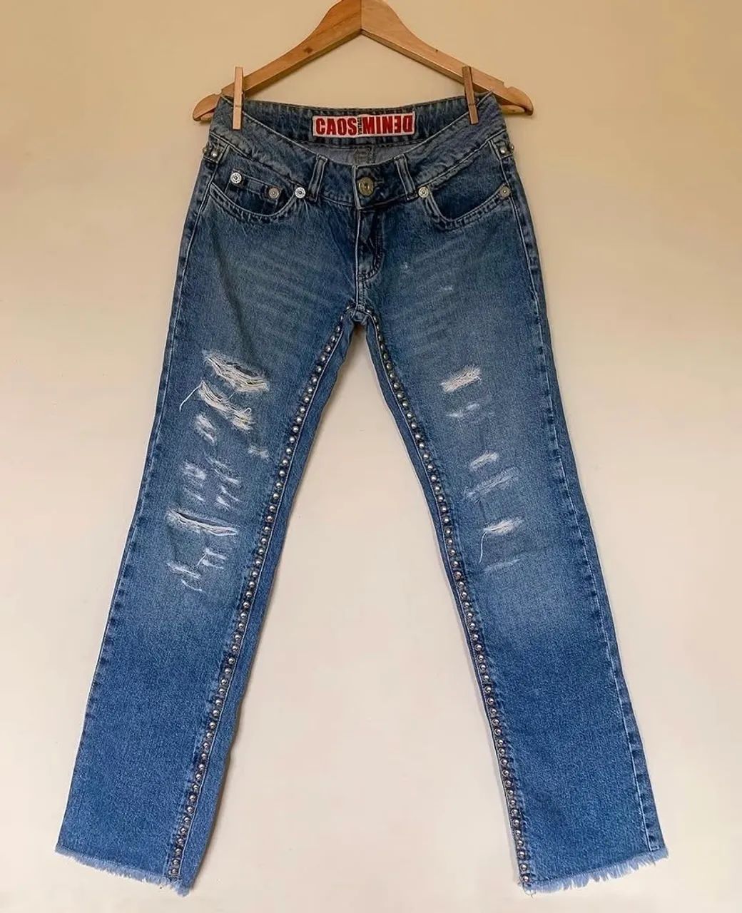 Calça jeans com tachas - Caos Denim