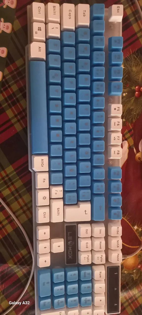 Teclado azul e branco com led 