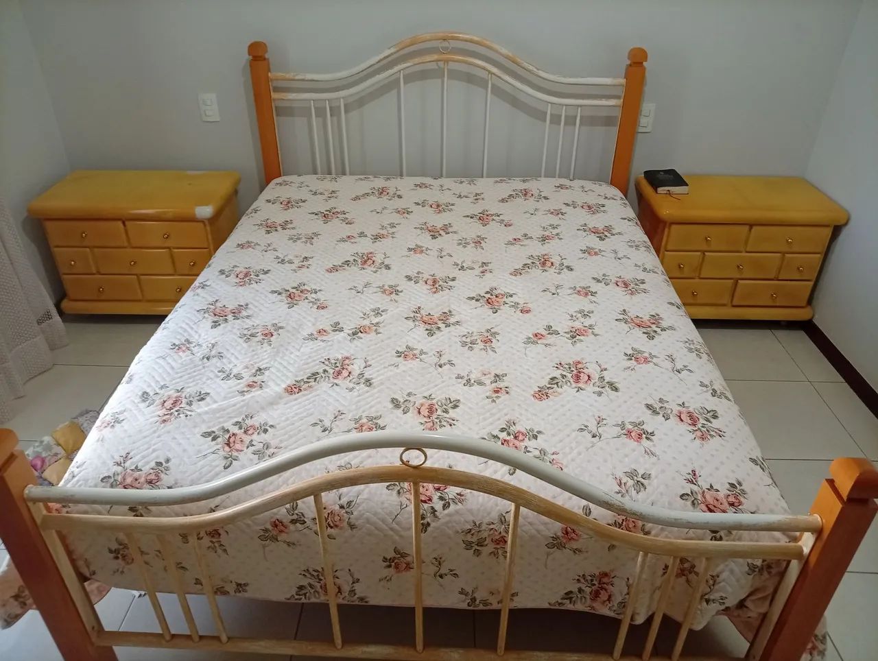 Cama completa com criados e colchão 