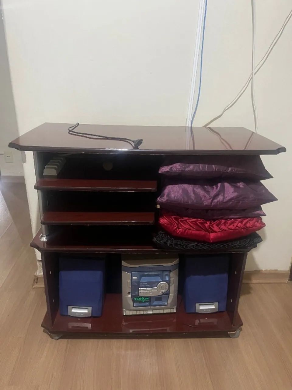 Rack para TV e som com prateleiras - usado