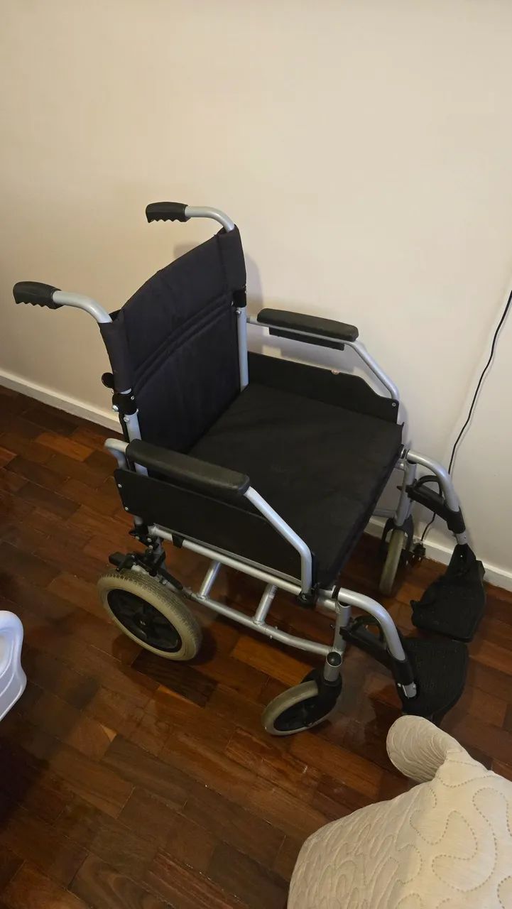 Cadeira de rodas Praxis preta - Foto 2