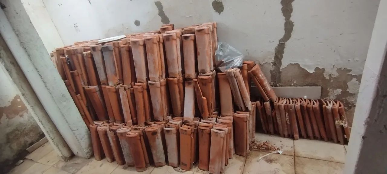 Vende-se 4 telhas  novas PVC. 50 reais cada E vendo em média mil telhas colônial usada 150 - Foto 2