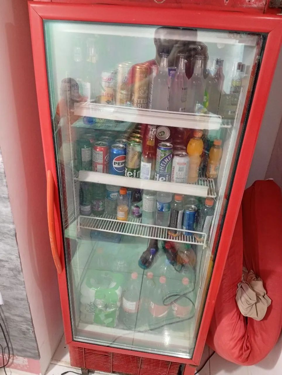 Vendo expositor de cerveja.