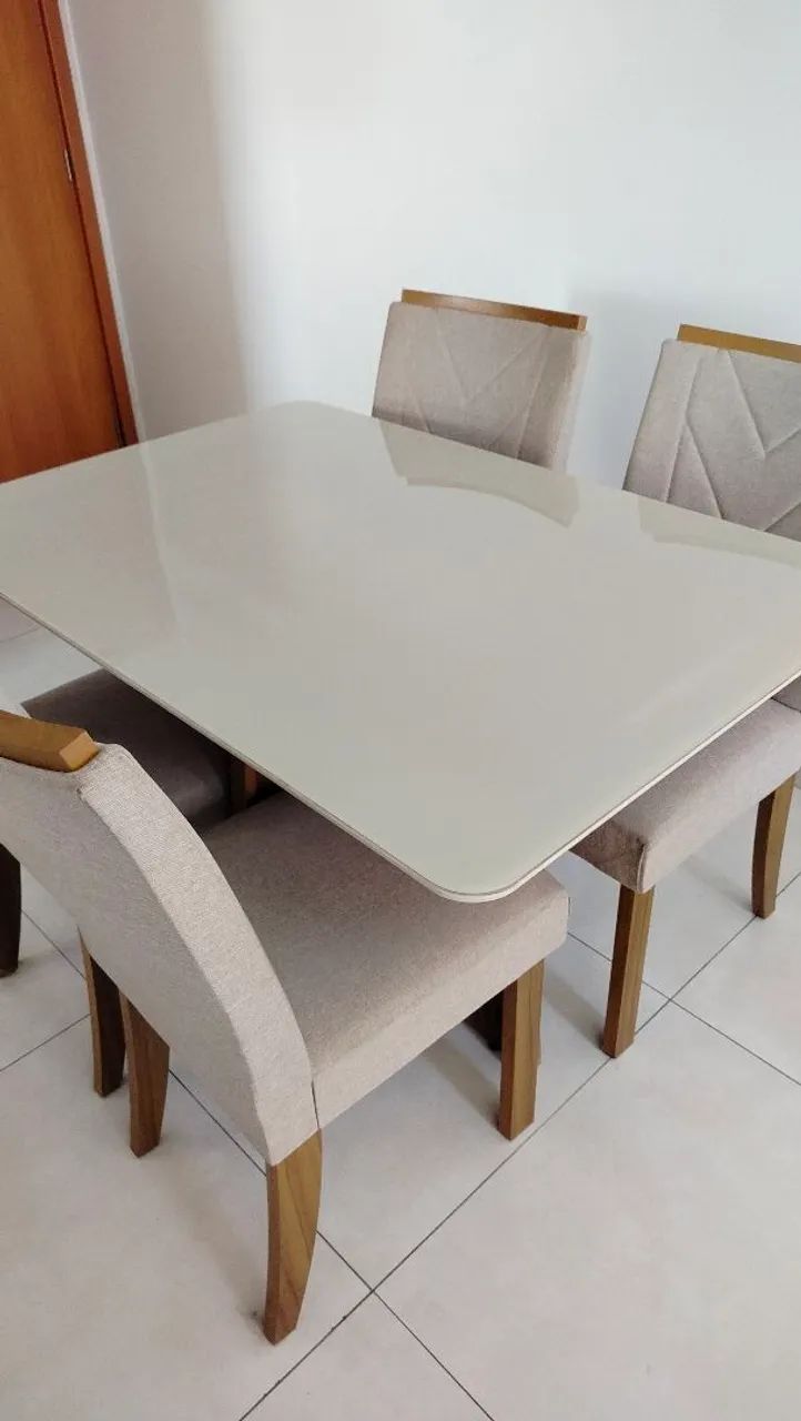 Mesa de vidro com 4 cadeiras 