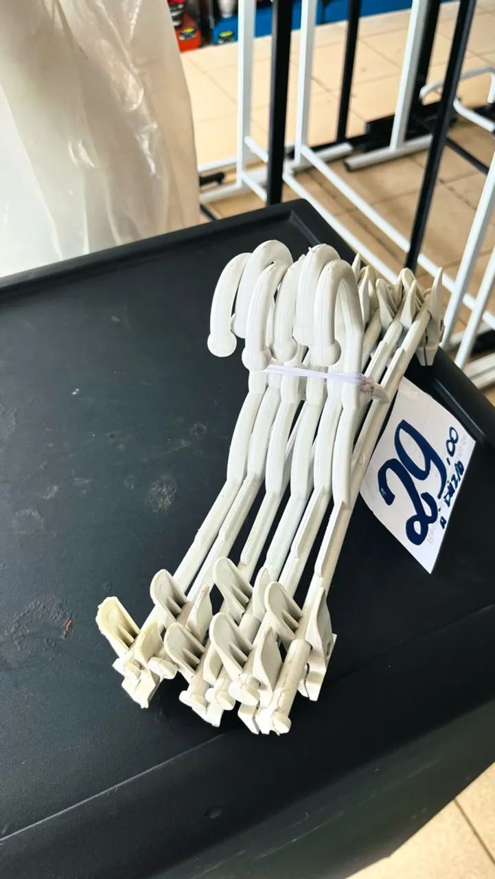 Cabides de saia branco na promoção 