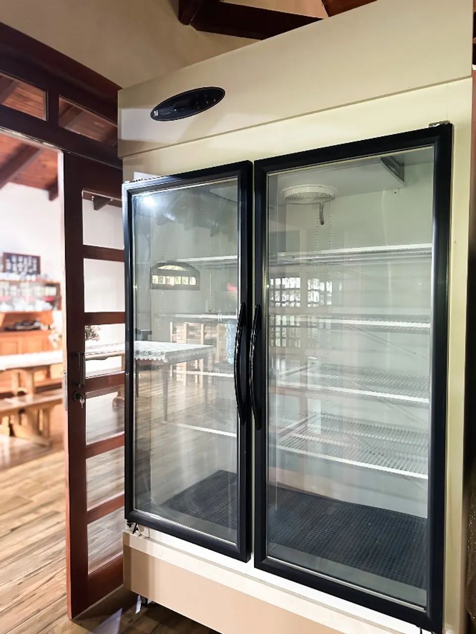 Refrigerador Expositor 2 Portas 220V OºC com acabamento MDF e LED.  - Foto 2
