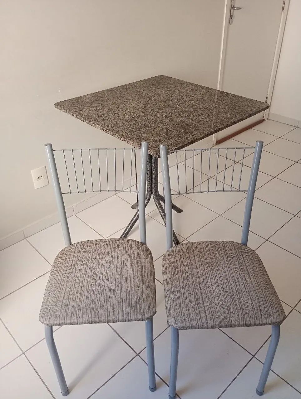 Vendo mesa e cadeiras - Foto 2