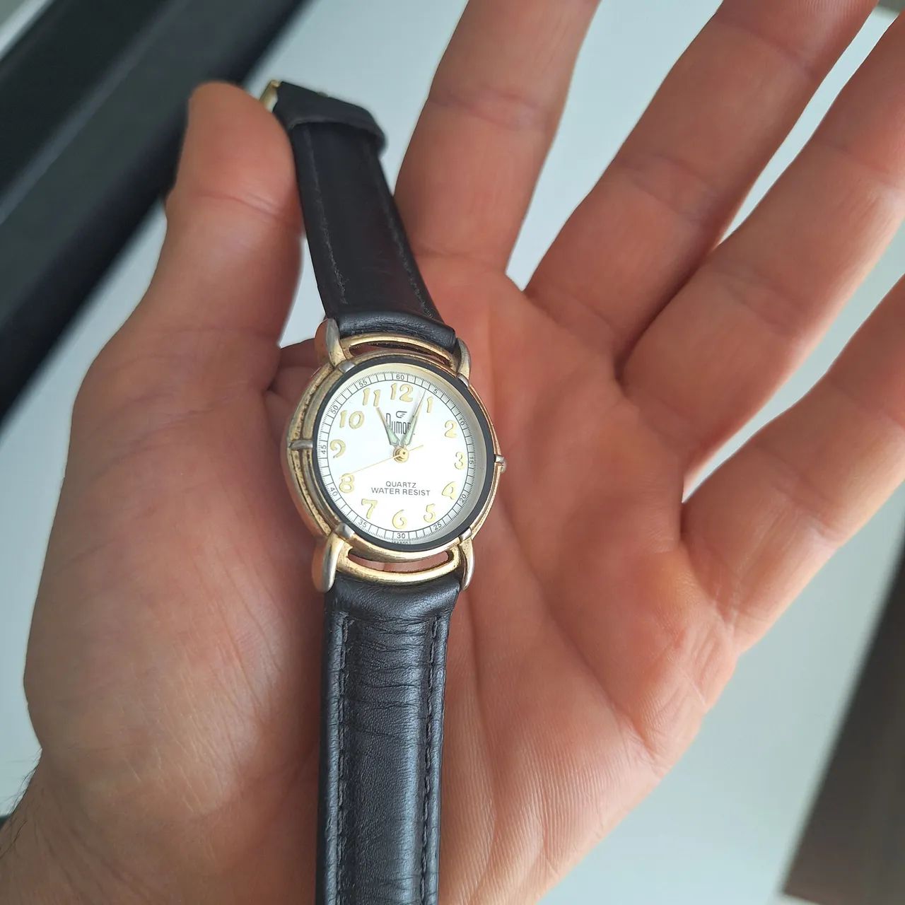 Relógio Dumont Quartz dourado com pulseira de couro preta