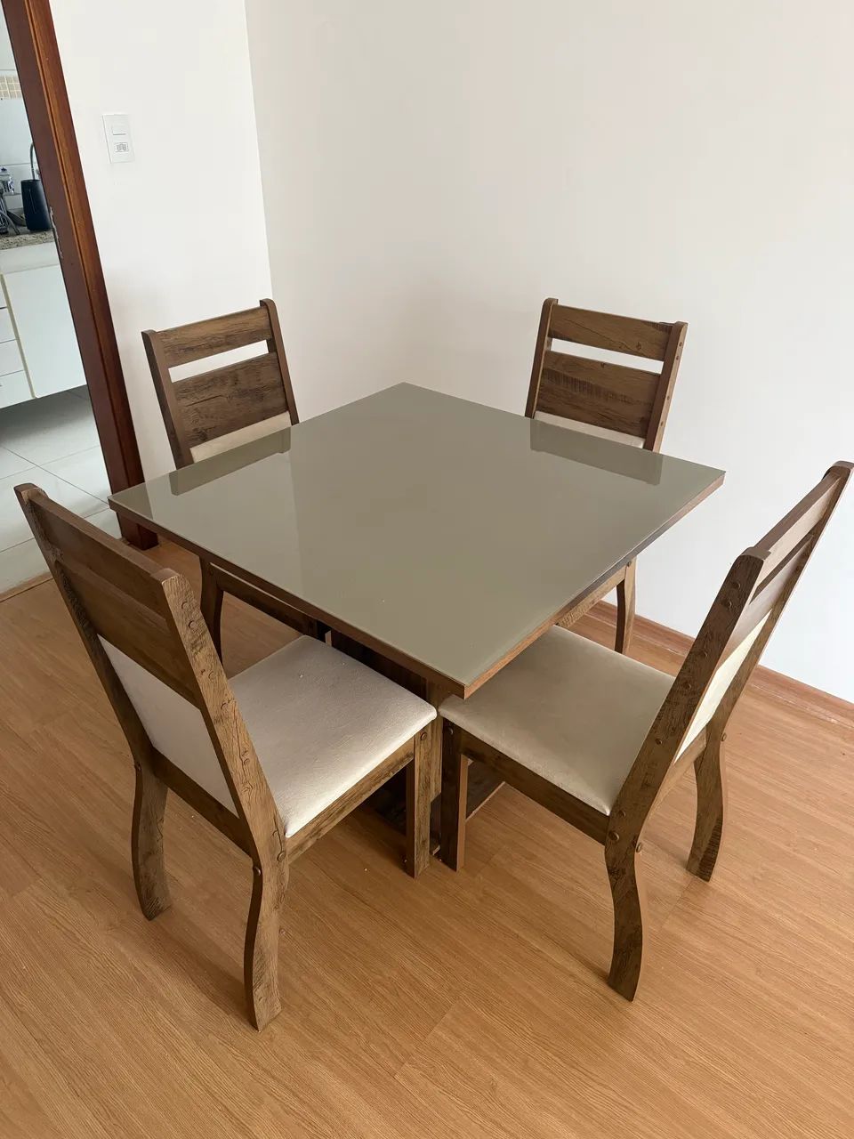 Mesa com 4 cadeiras