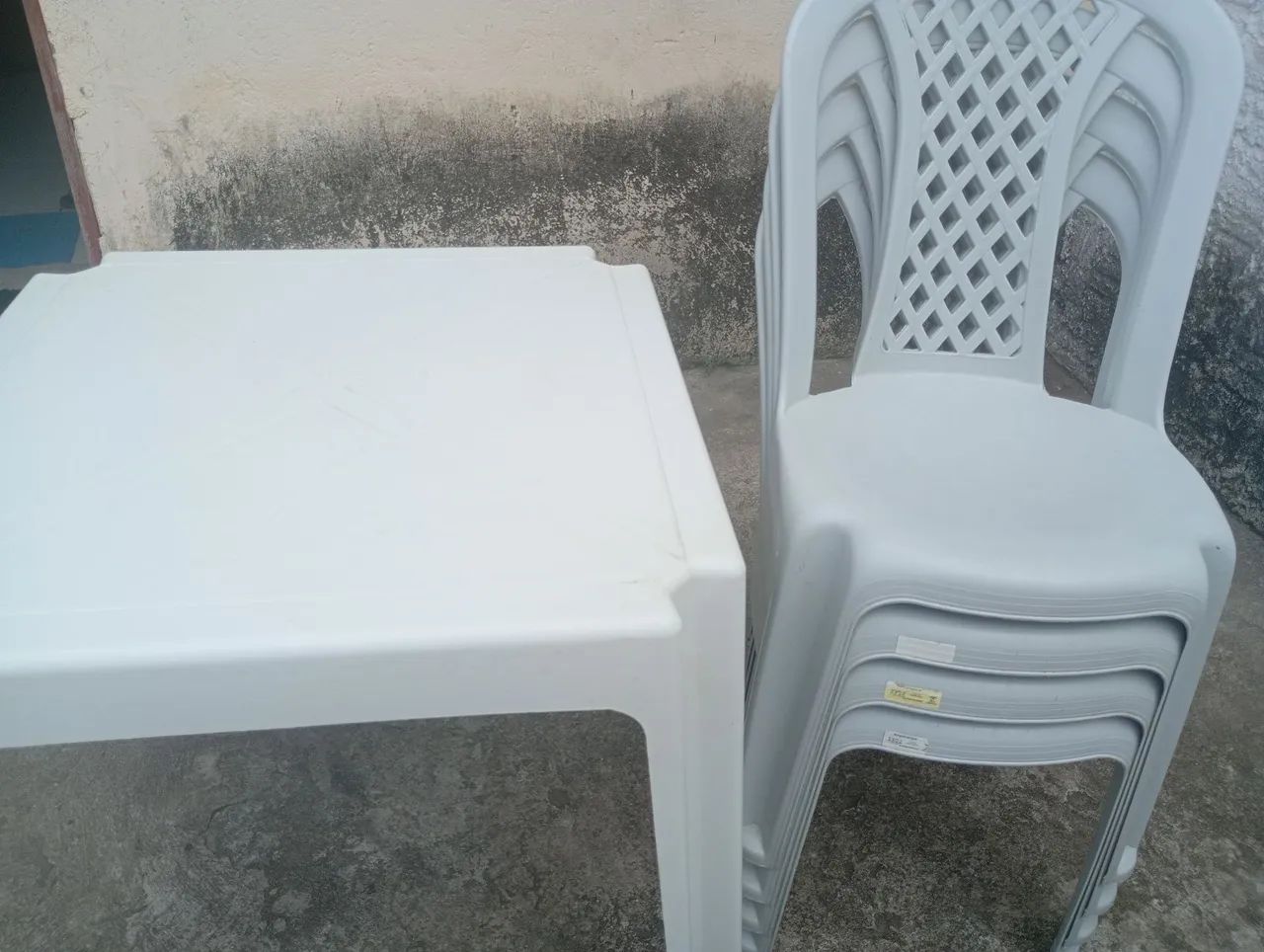 Mesa e  4  cadeiras de plástico  - Foto 2