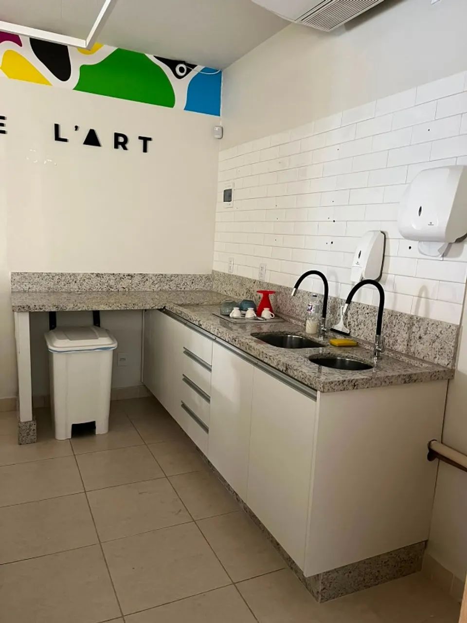 ARMARIO BRANCO COM BANCADA E CUBAS 