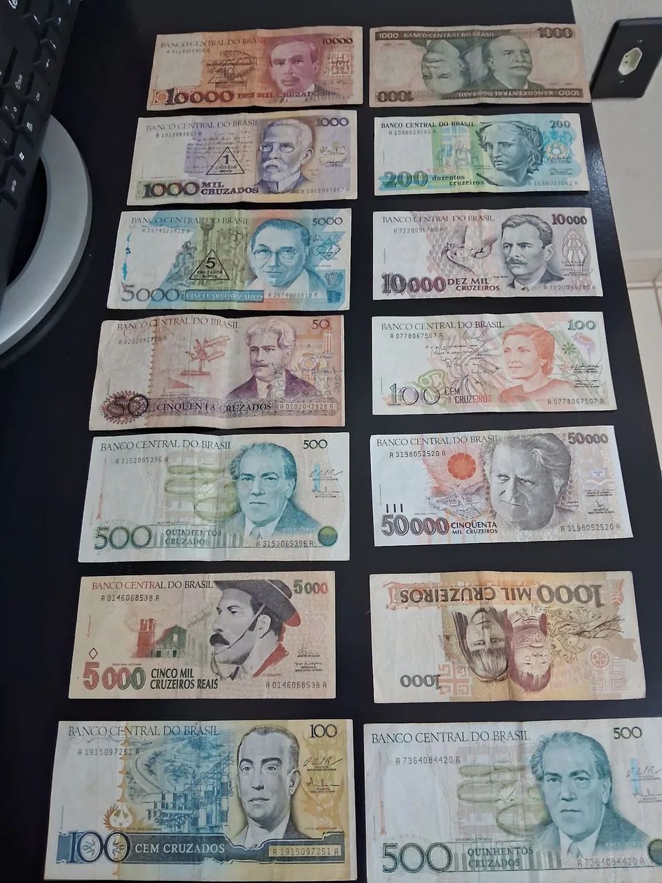 14  Cédulas  Antiga  por  300 $ Reais .