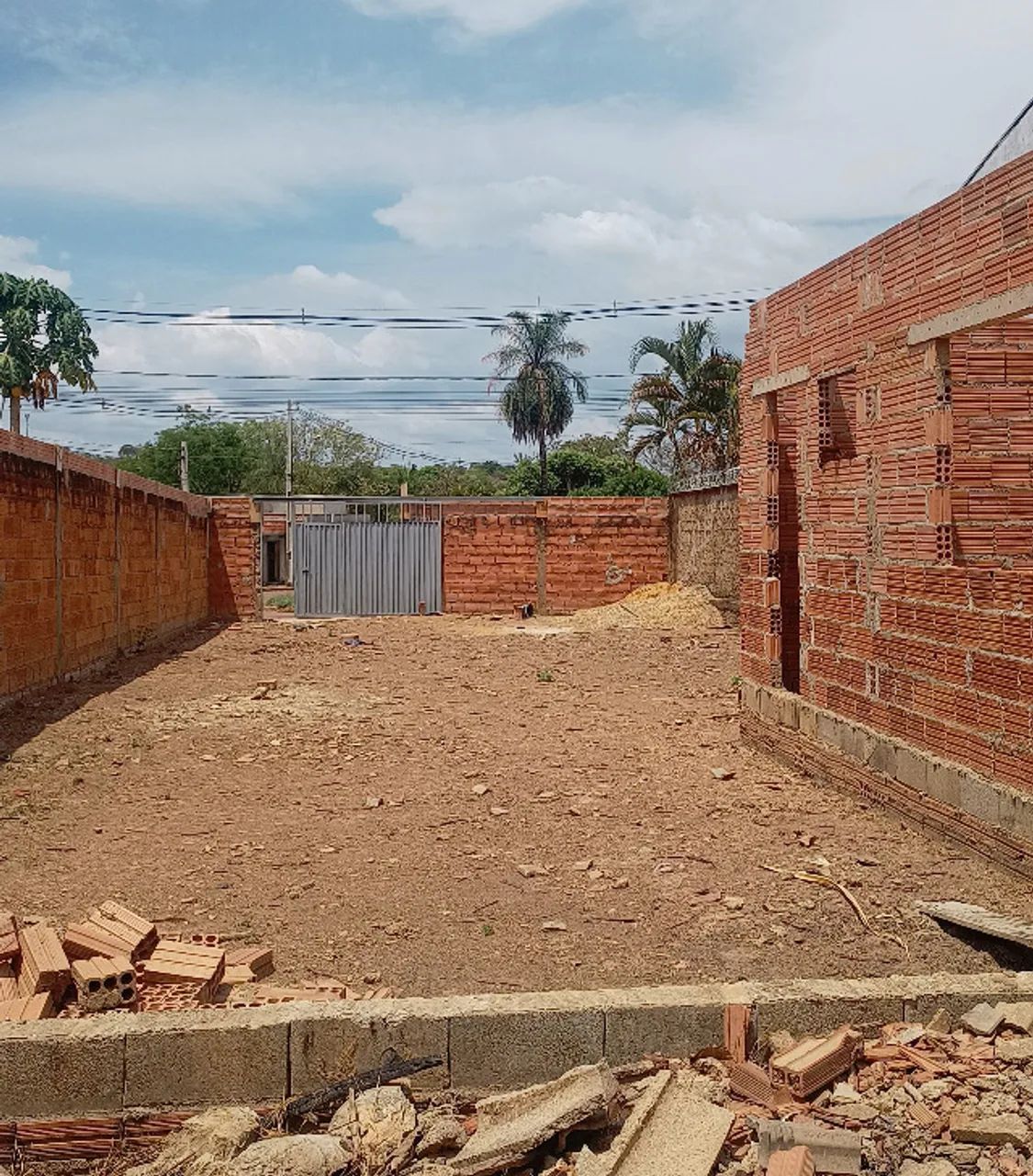 Vendo ágio de terreno murado ,com portão e uma construção; - Foto 2