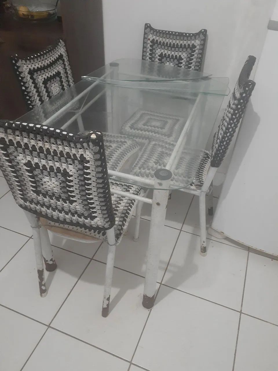 Mesa com 4 cadeiras com capa de assento de croche 