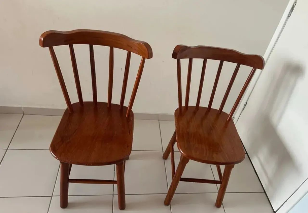 2 cadeiras em madeira maciça 