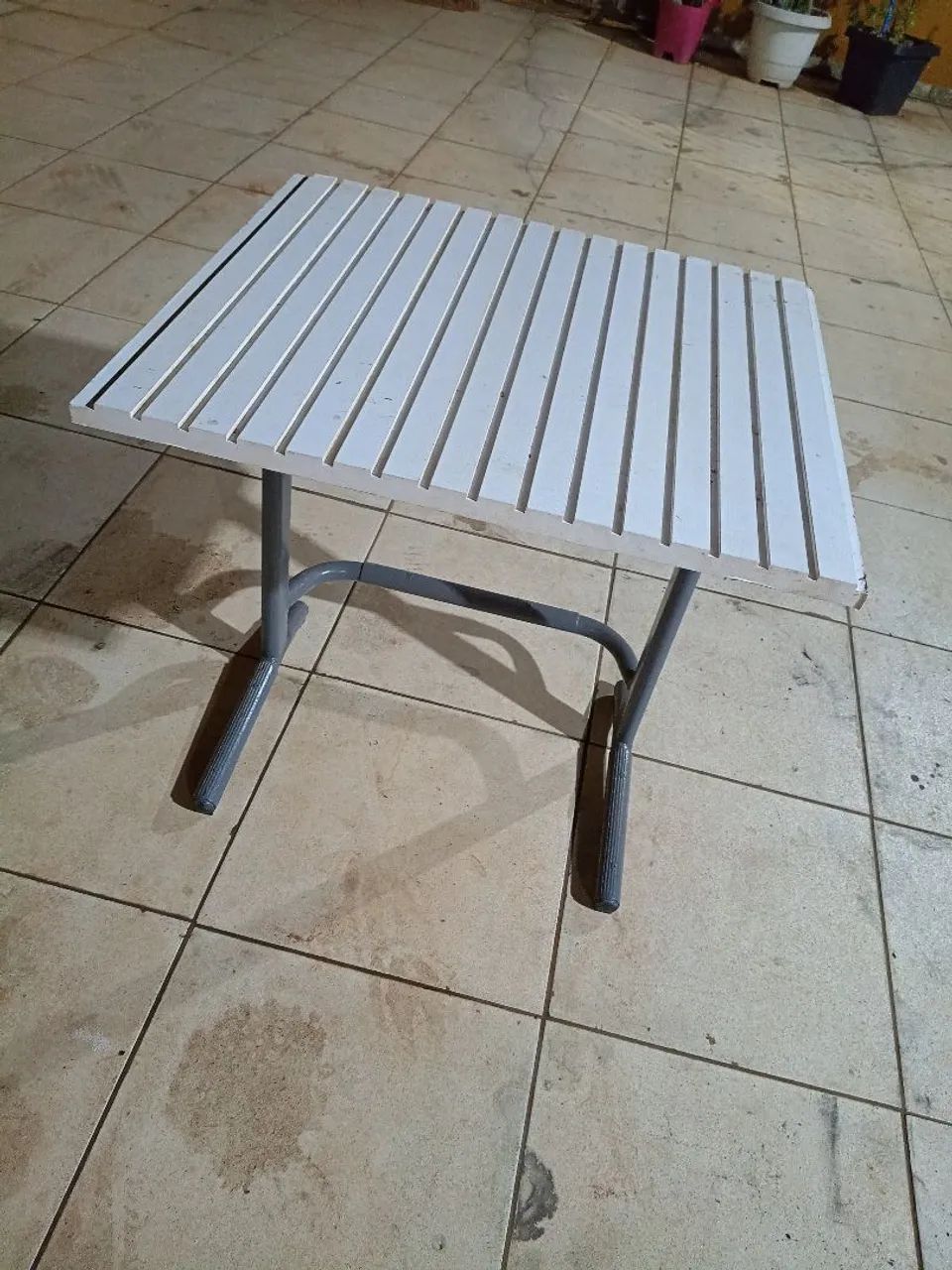MESA ESCRIVANINHA TIPO ESCOLAR COM BASE DE METAL RESISTENTE E TAMPO EM MDF RIPADO - Foto 3