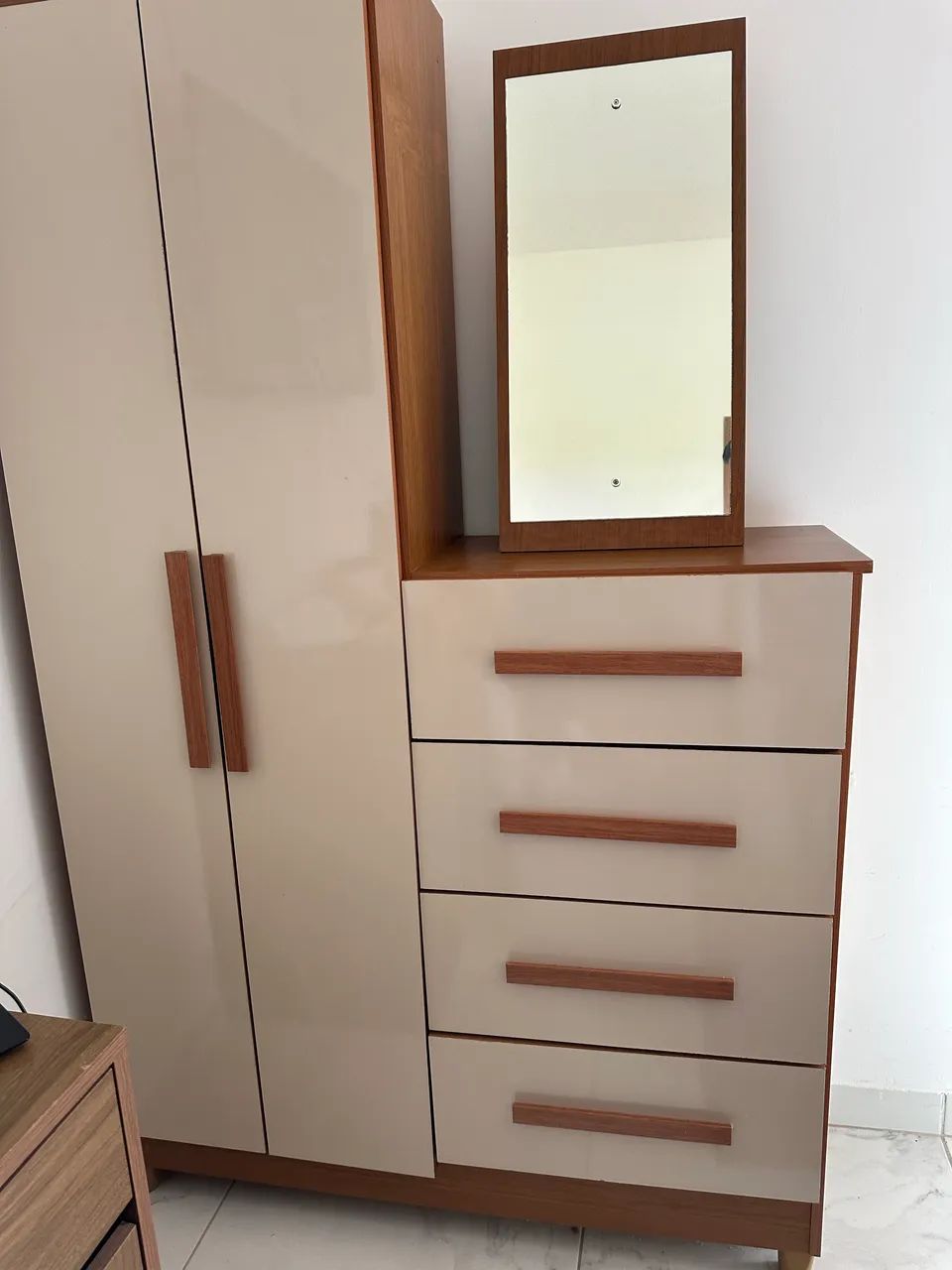Cômoda 2 portas, espelho e 4 gavetas  - Foto 2