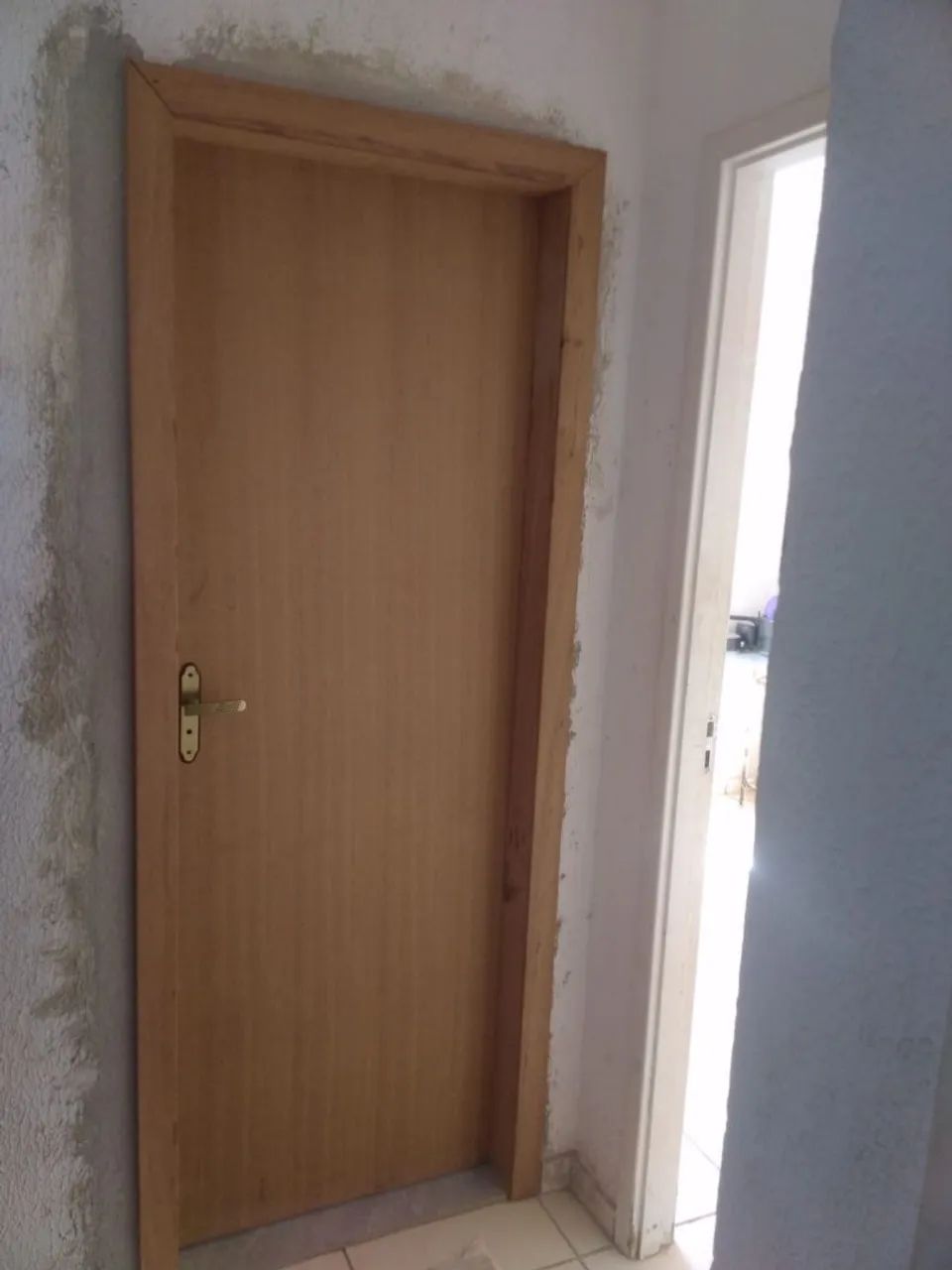 Marceneiro assenta portas  - Foto 5