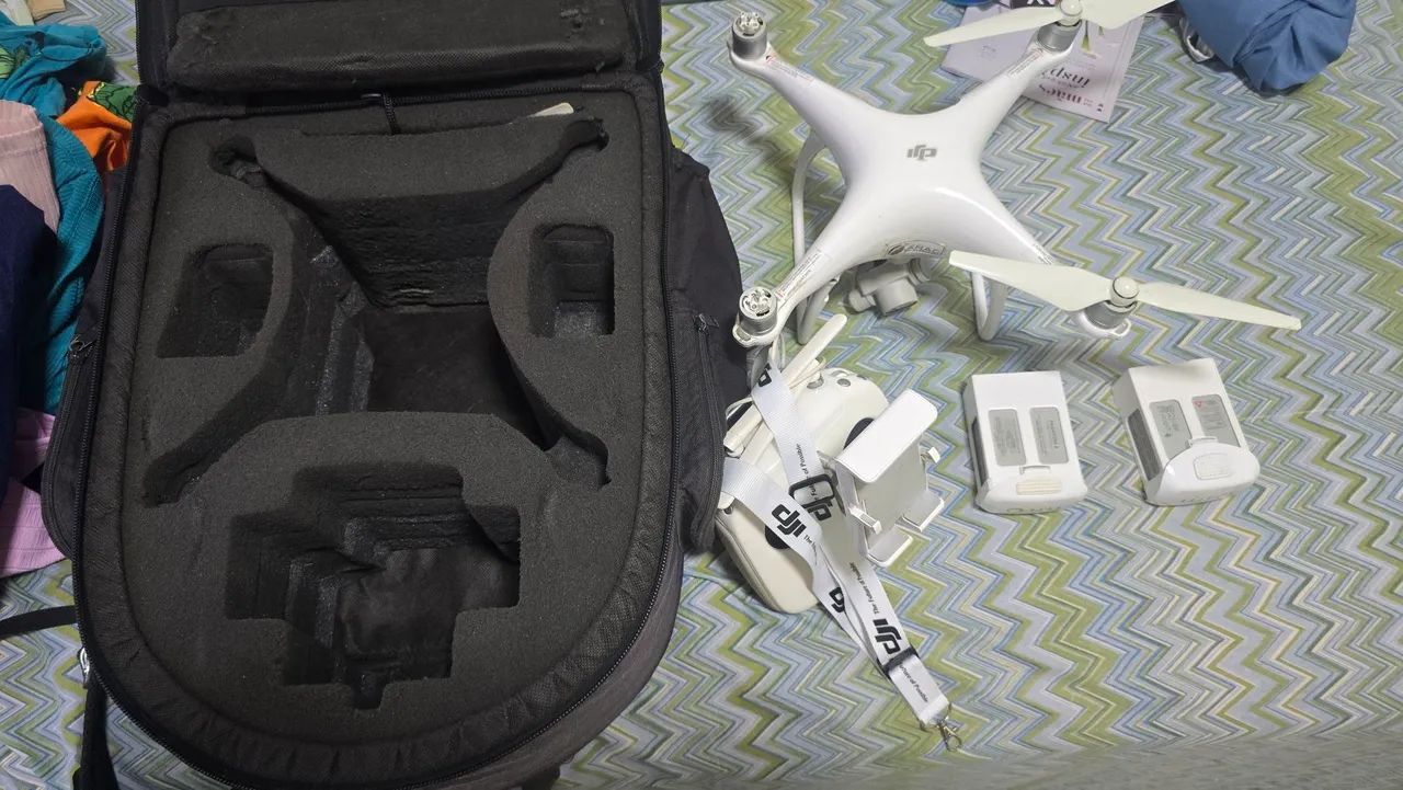 DRONE DJI PHANTON P 4 COM 2 BATERIAS E BOLSA DE VIAGEM  - Foto 3