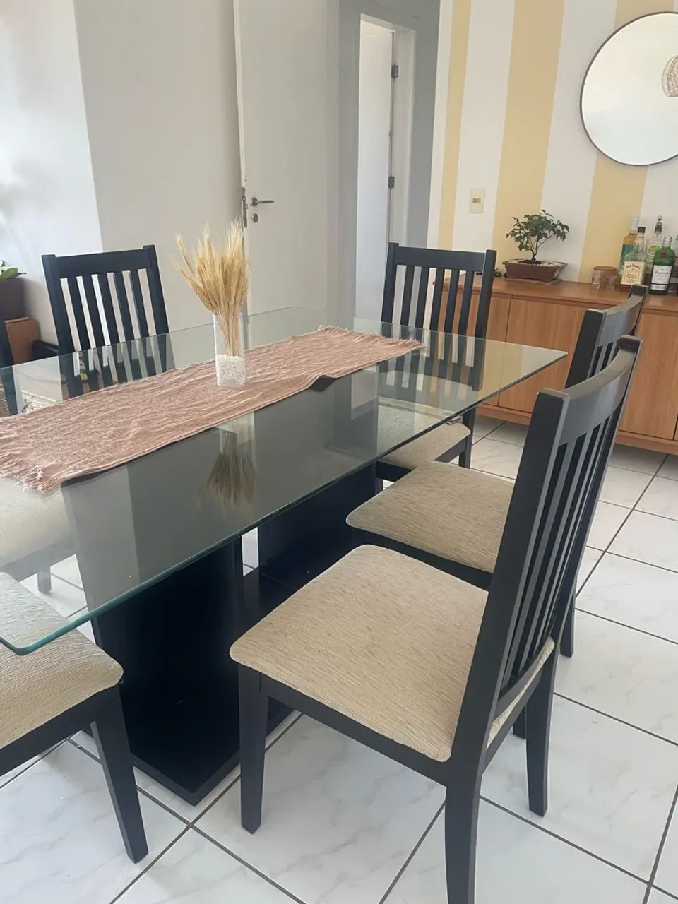 Mesa com 6 cadeiras de madeira maciça.  - Foto 3