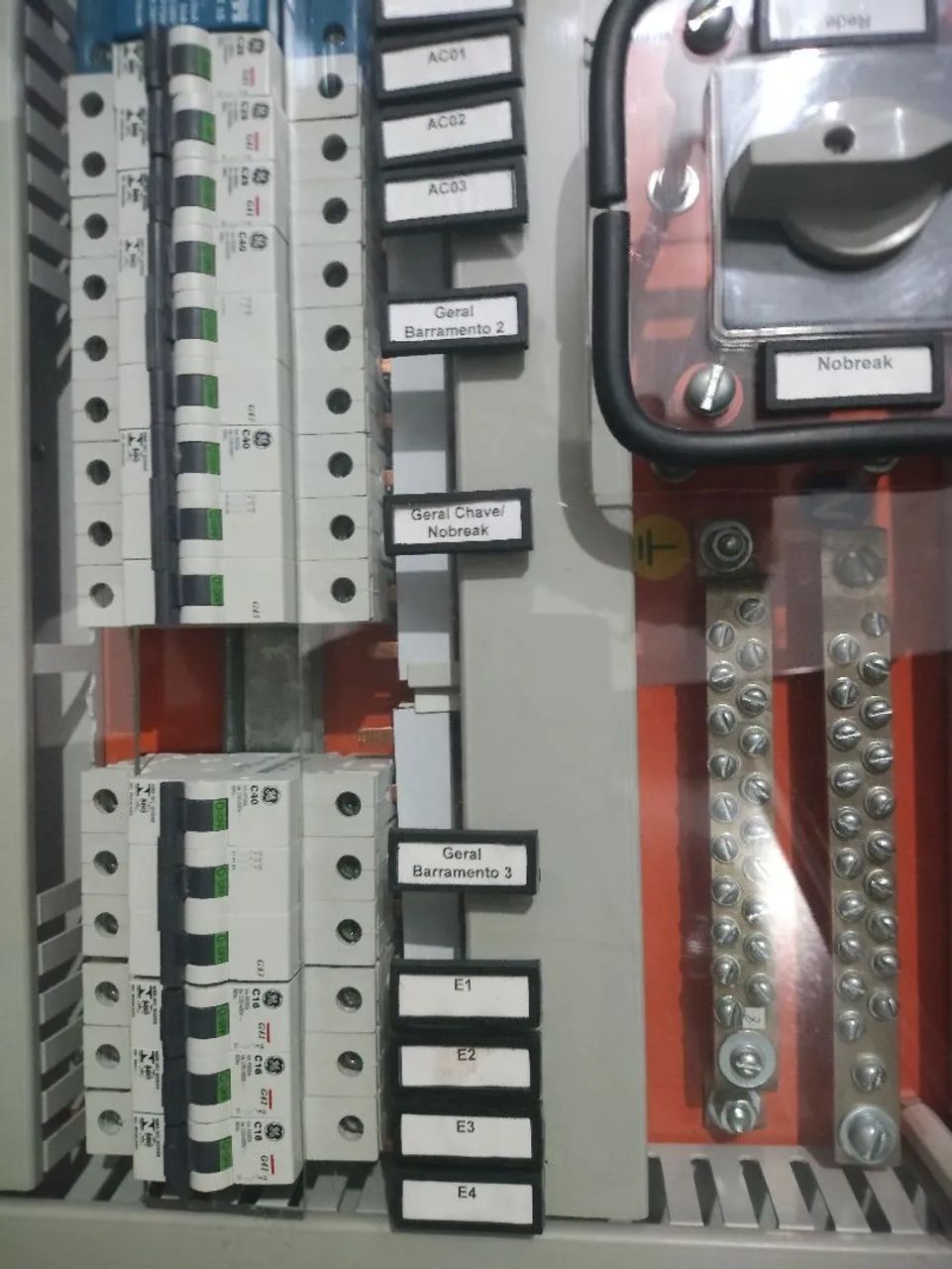 Quadro de distribuição elétrica médio Completo460258558493347843