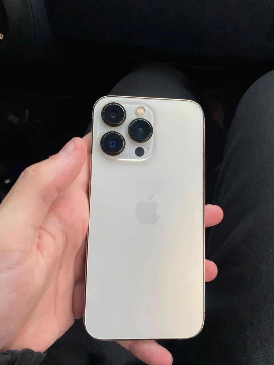iPhone 13 Pro dourado  - (100% d bateria) 