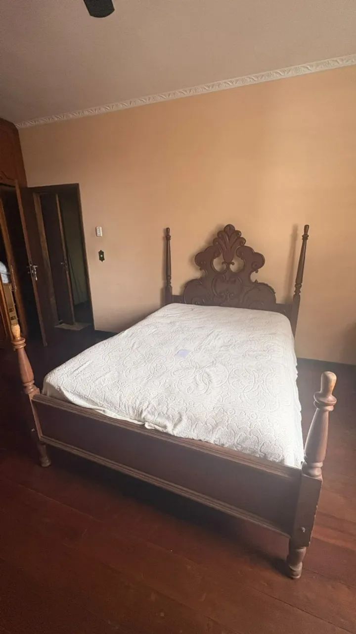 Cama de Madeira Antiga com Cabeceira Entalhada
