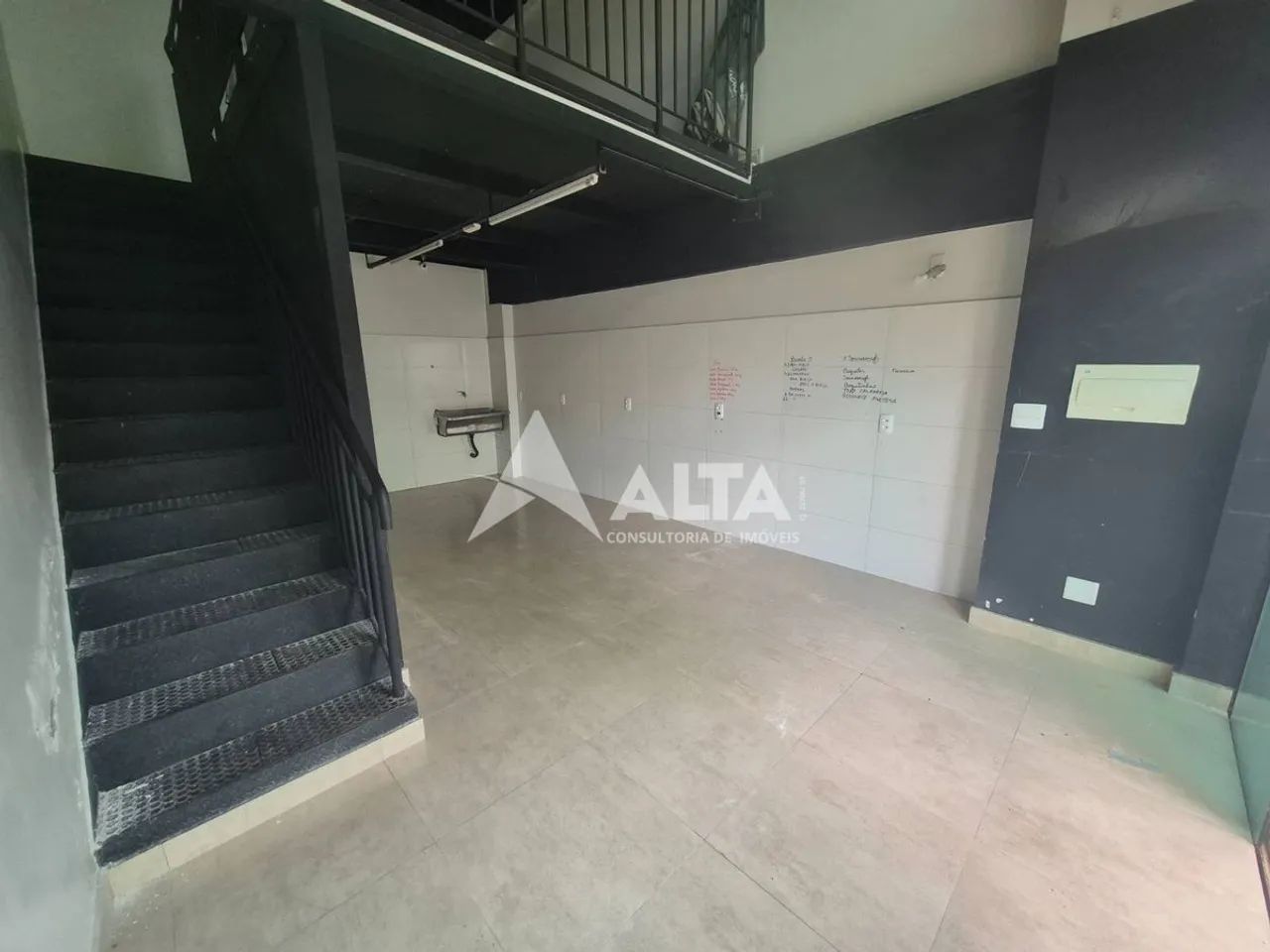 Alta Aluga - Loja com Pé Direito Duplo Térrea - Foto 4