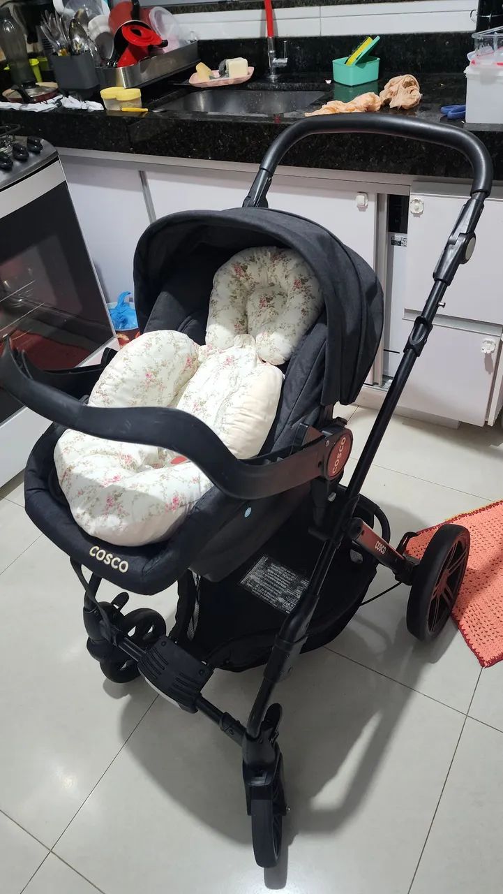 Carrinho de bebê Cosco,  completo e com base para veículo 
