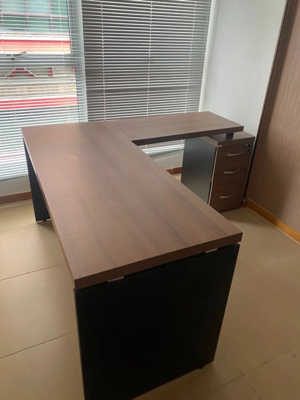 Mesa e cadeiras escritório 
