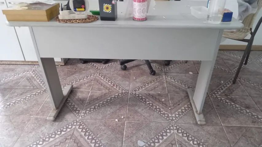 Mesa de escritório com gaveta chaveada