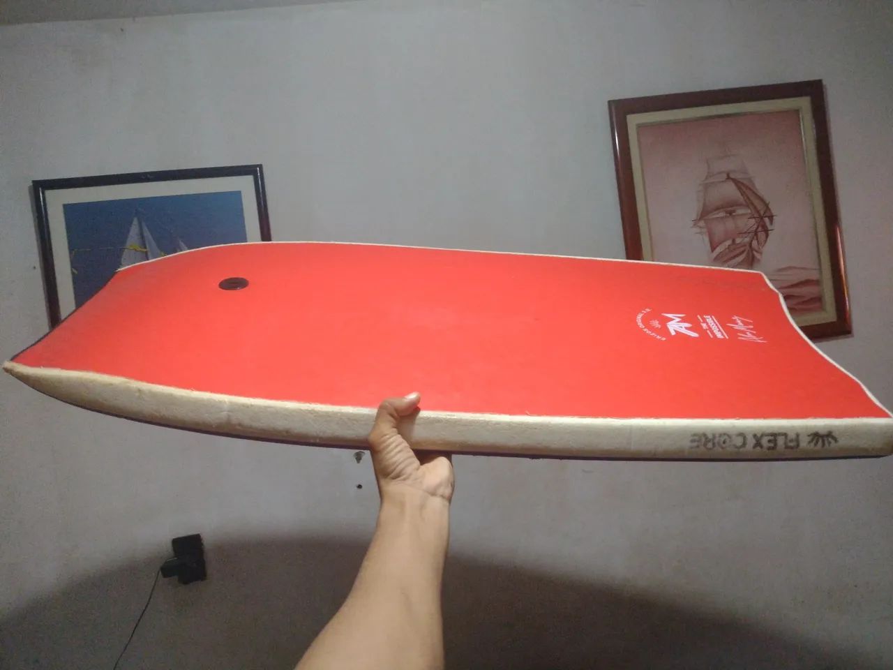 Prancha bodyboard profissional com pe de pato e strep .