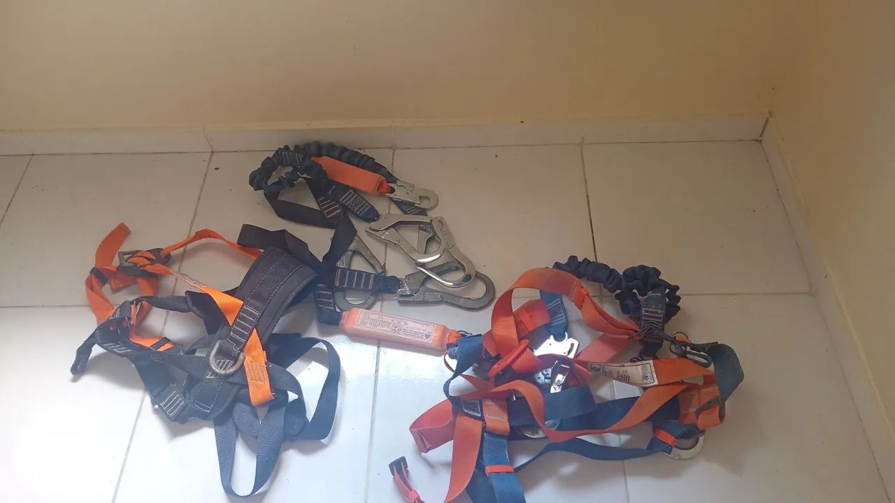 Vendo dois cintos de segurança 