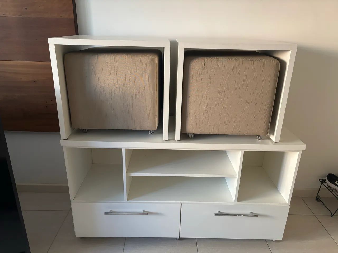 Rack de TV e banquinhos 