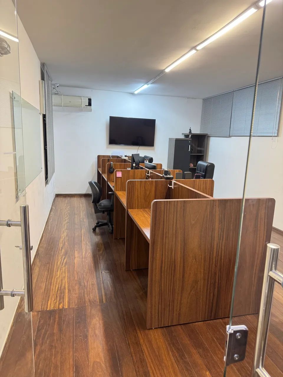 Estação de trabalho com divisórias - escritório 
