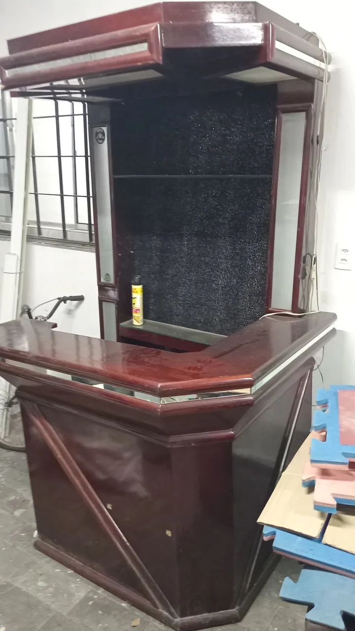 Bar de madeira com luminárias 