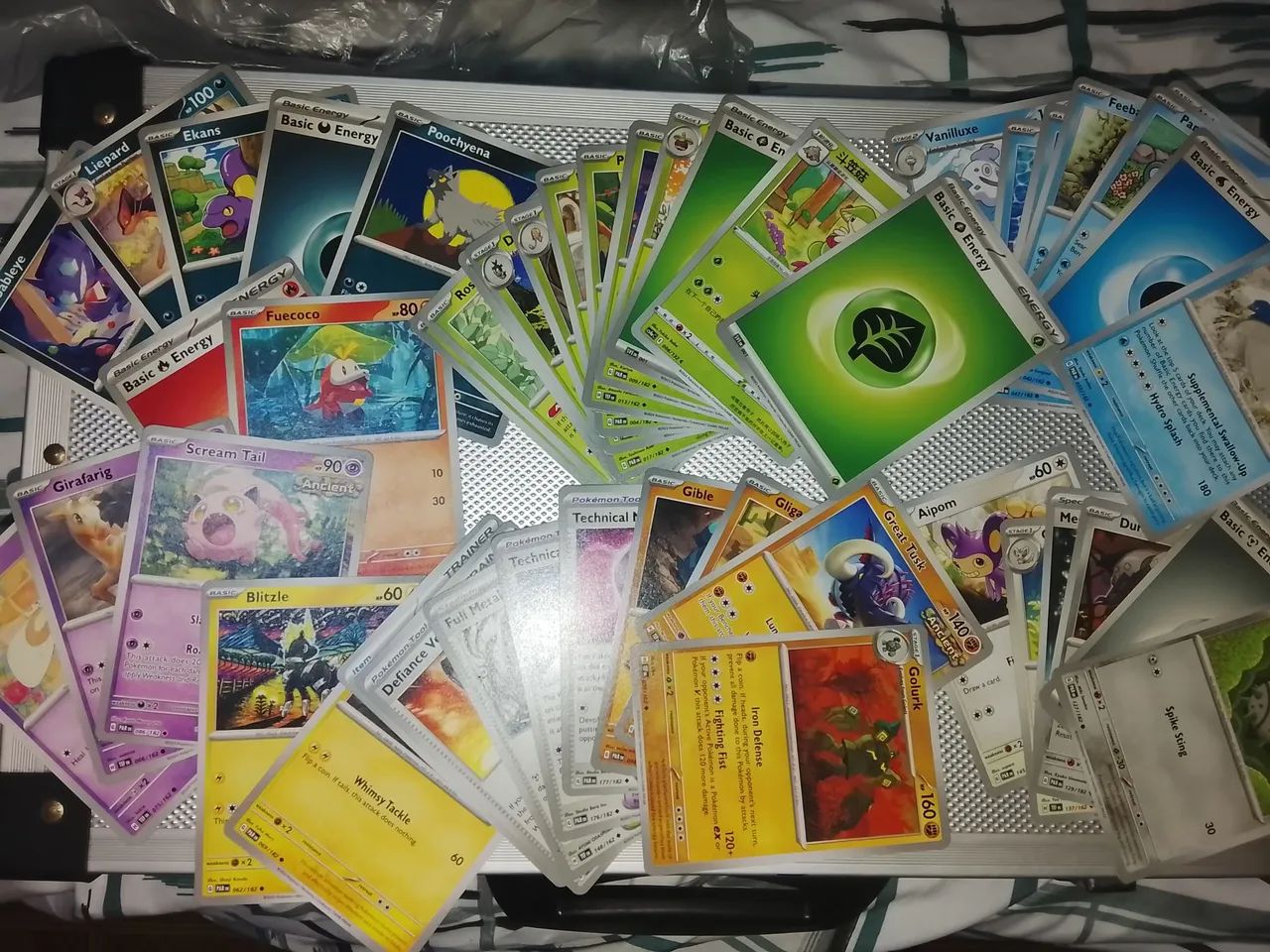 Coleção Pokémon 121 cartas lata moltres luminária rocket - Foto 5