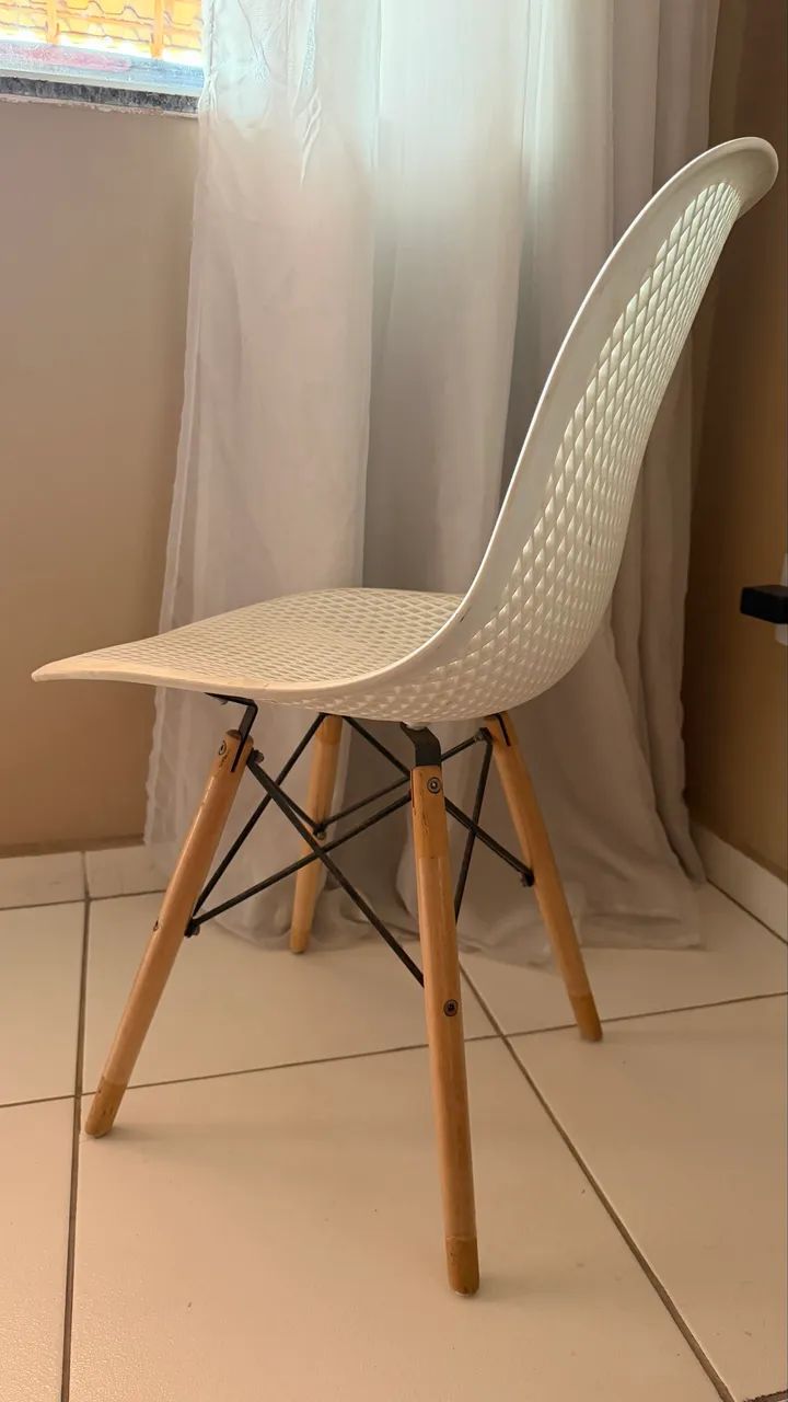 Kit com 3 Cadeiras Estilo Eames Brancas - Pés de Madeira - Foto 2