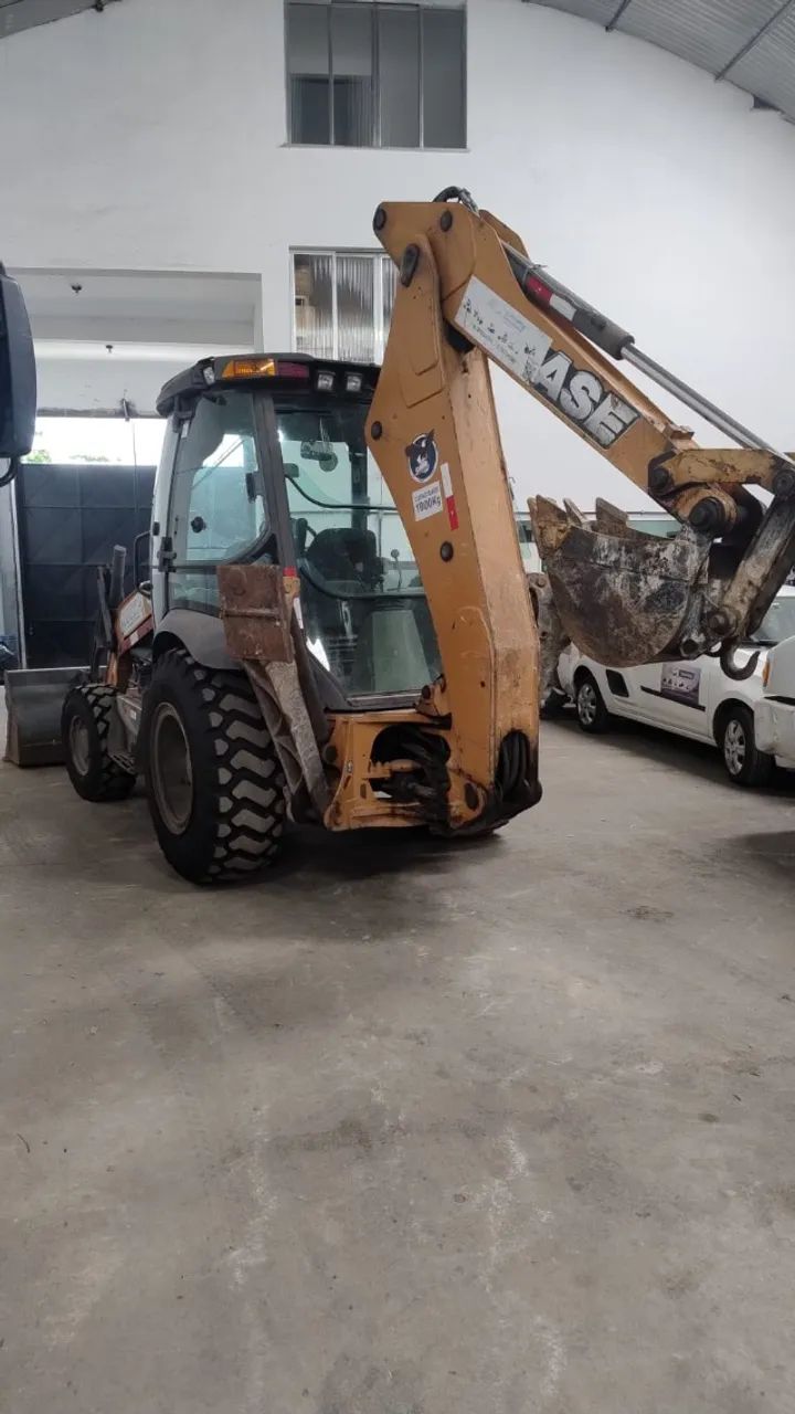 Retroescavadeira Case 580N 4x4 - Ano 2015  - Excelente Estado - Foto 2