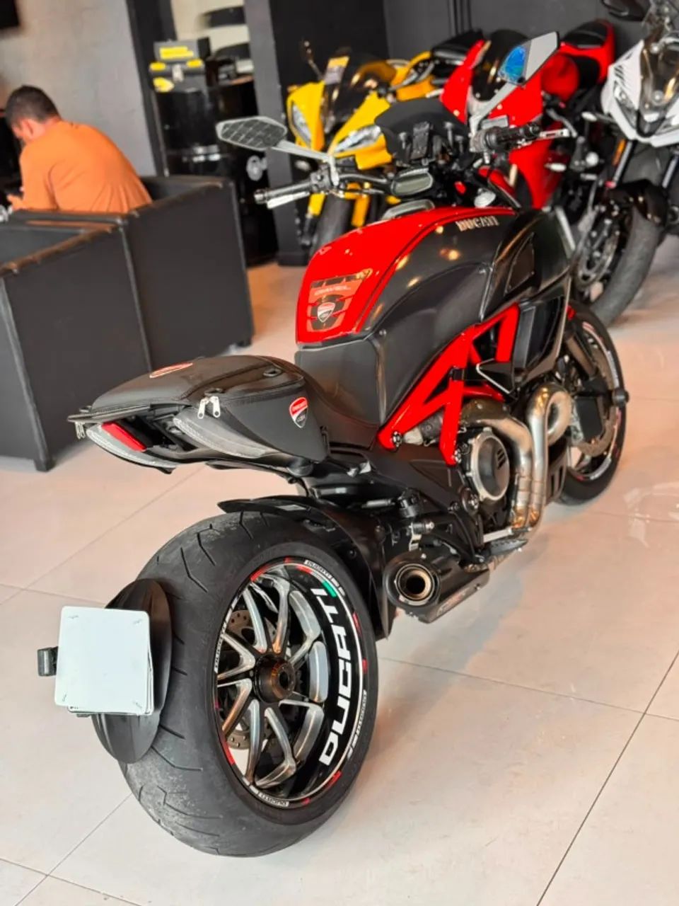 DUCATI  - DIAVEL CARBON  - Foto 4
