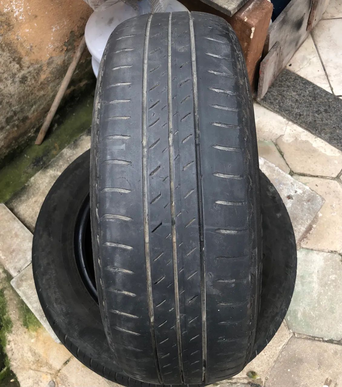 Vendo 2 peneus aro 15