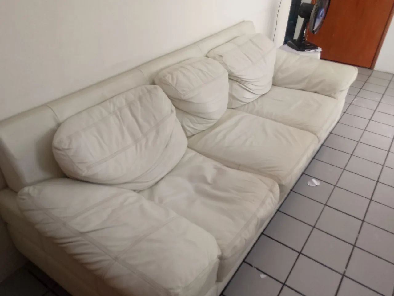 Aproveite sofá em couro legítimo  - Foto 2