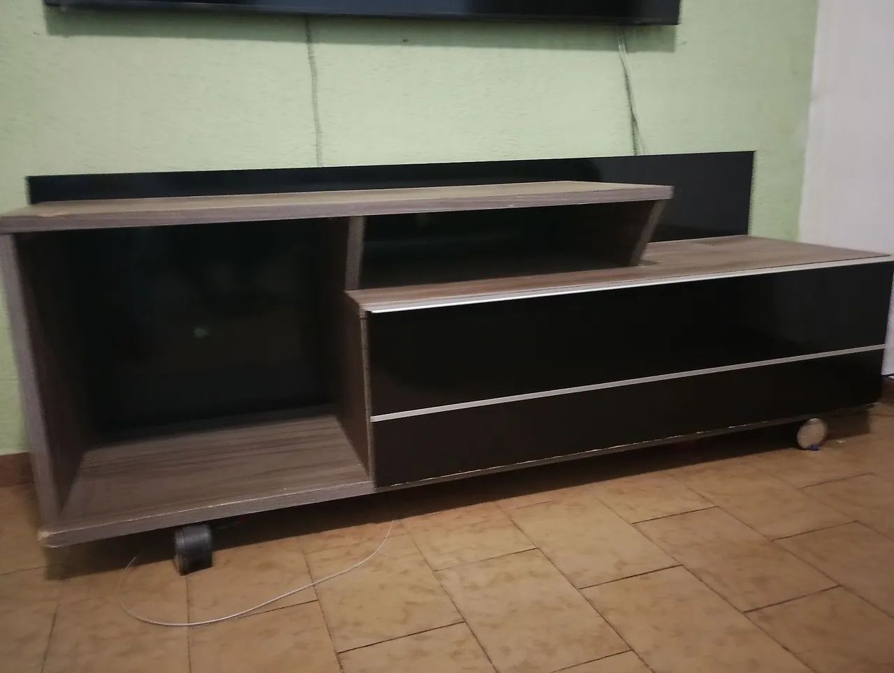 Rack com gaveta e com toque amadeirado na cor tabaco e preto 