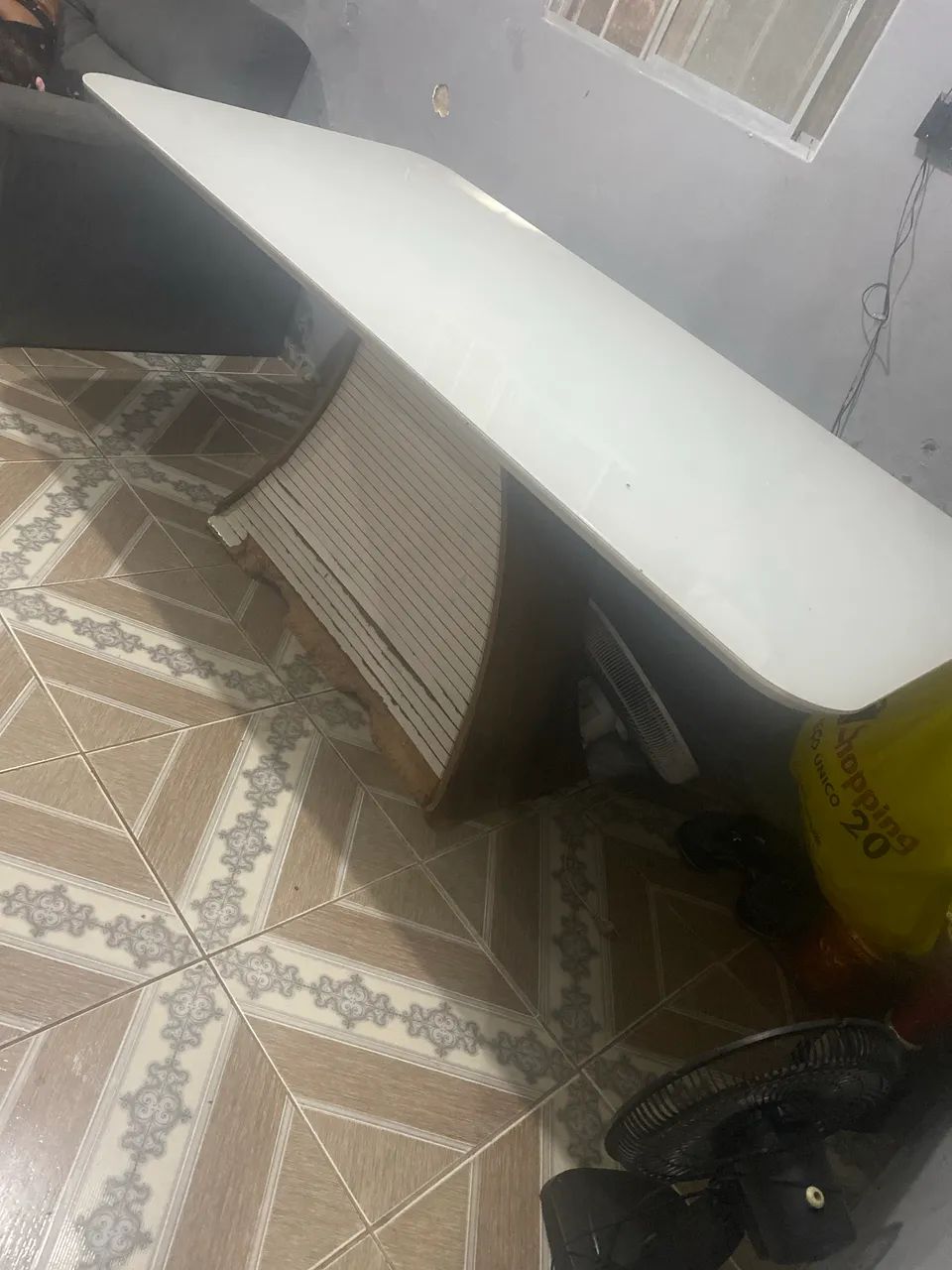 Mesa com base sem cadeiras 