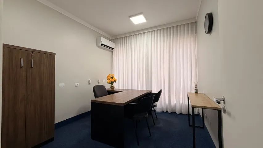 SALA COMERCIAL MOBILIADA próx. ao Hospital Paraná - 75m2 com 3 salas, 2 bwc, 1 copa - Foto 5