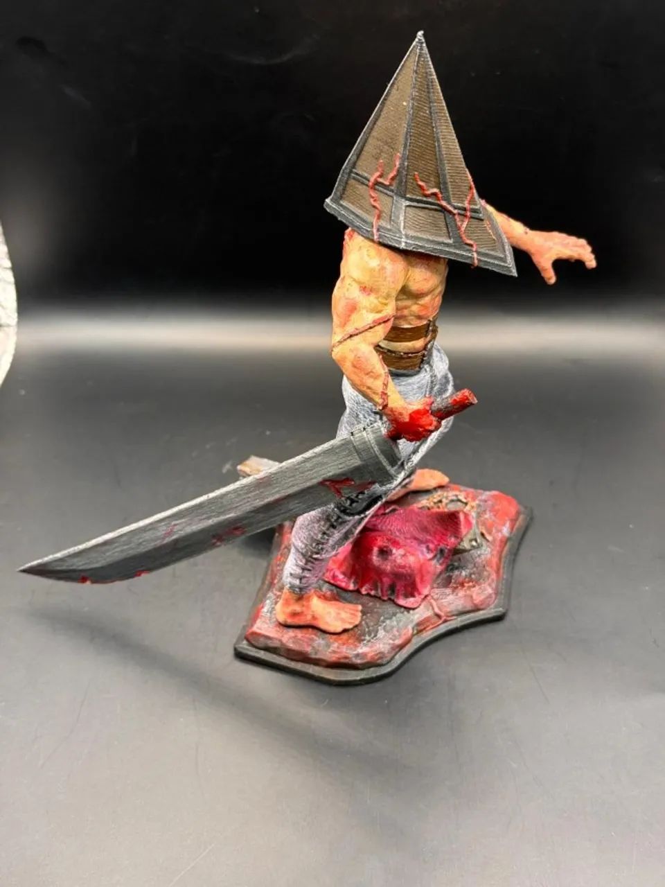 Boneco Pyramid Head Action Figure Silent Hill Cabeça de Pirâmide - Foto 4