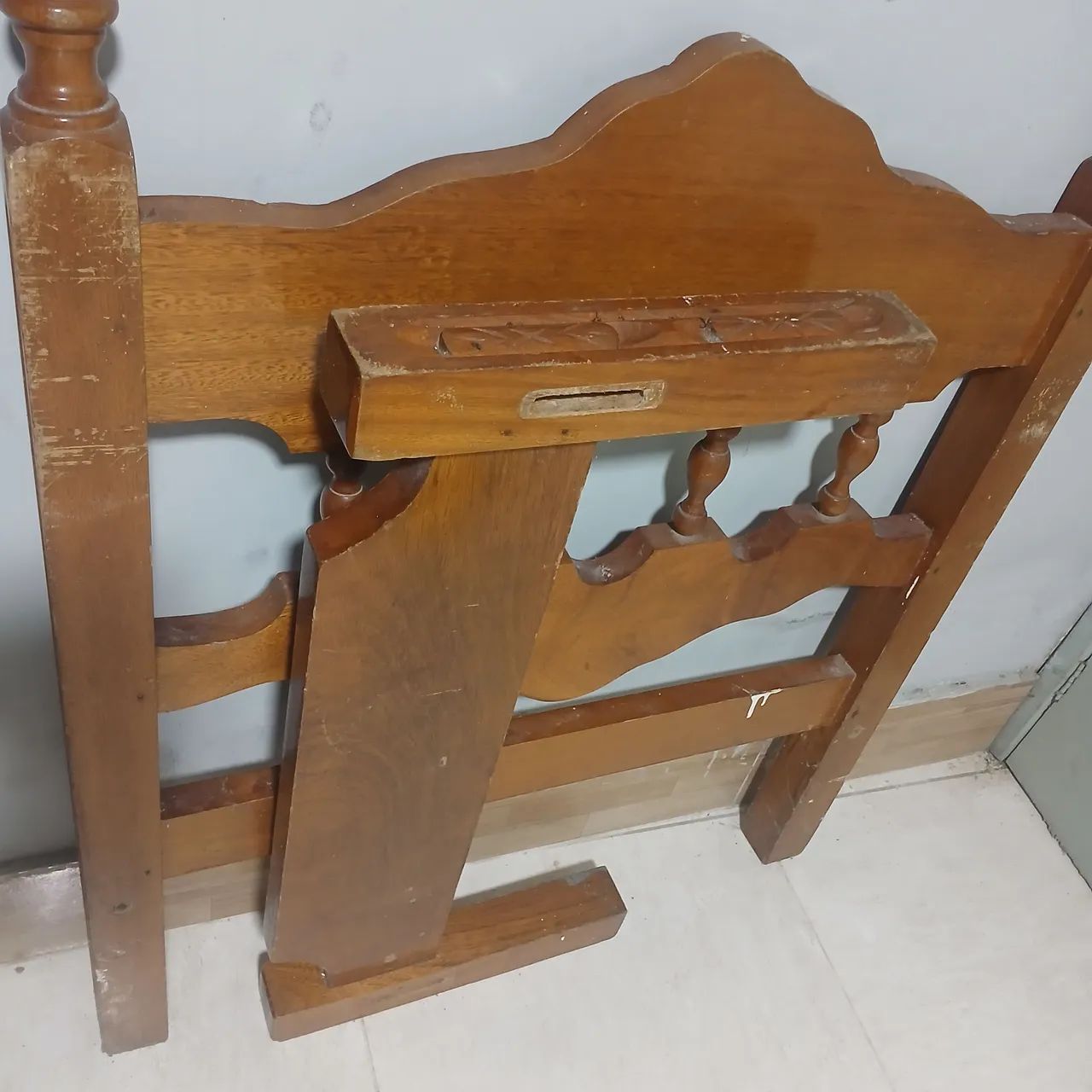 Cama de madeira maciça reforçada 