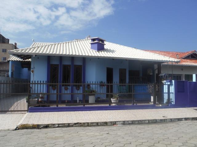 Casa 03 Quartos Climatizada_ Meia Praia_ 05 vagas garagem